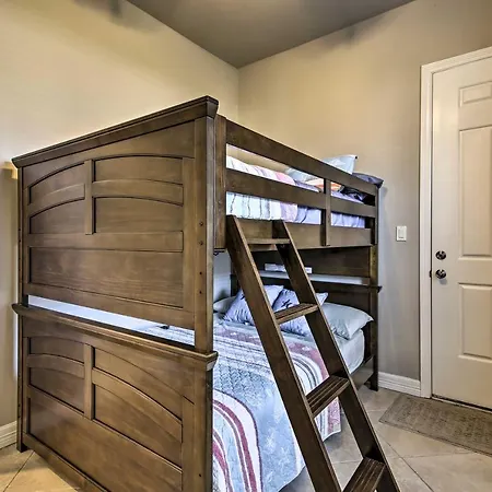 Texas Condo With Outdoor Pools - Walk To Beach!